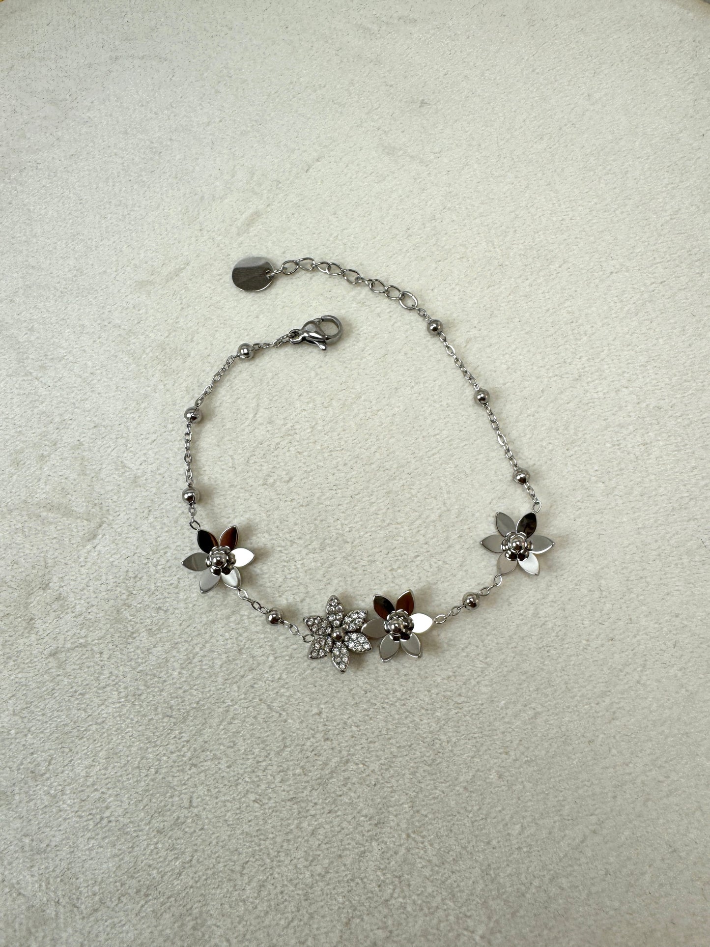 Bracciale sottile con fiori in rilievo