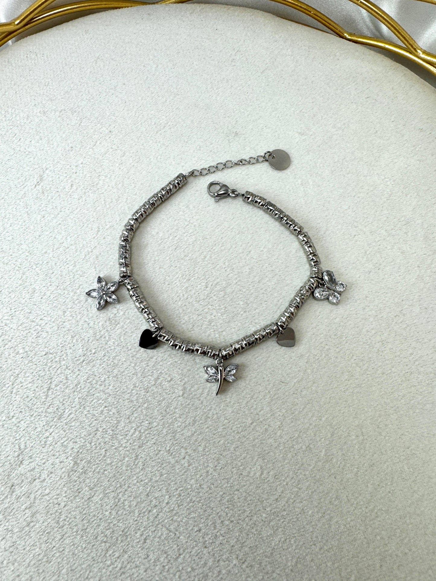 Bracciale con pepite lavorate, libellula, farfalla e fiore